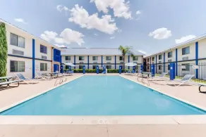 Days Inn & Suites by Wyndham Laredo - Piscine