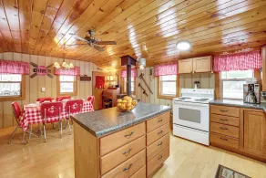 Pet-friendly Irons Cottage w/ Fire Pit & Fireplace - Innvendig