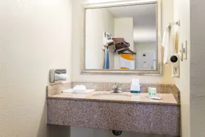 Quality Inn Battleboro - Rocky Mount - Bathroom
