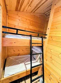 Tall Chief Camping Resort Yurt 5 - Zimmer
