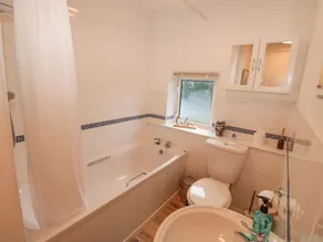 Honeysuckle Cottage - Bathroom