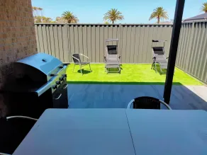 Modern and cosey 4 bedroom house walk to beach - Pool