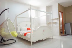 RedDoorz near Kemang Square - Zimmer