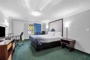Super 8 by Wyndham Lantana West Palm Beach - Room