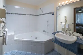 Ingenia Holidays Lake Macquarie - Bathroom