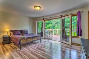 Poconos Retreat w/ Game Room, Hot Tub, & Sauna! - Værelse