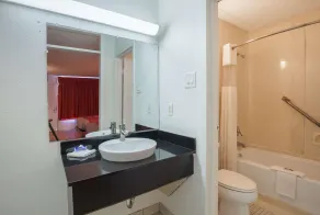 Motel 6-Tifton, GA - Bathroom