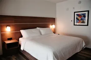 Holiday Inn Express & Suites - Edmonton SW – Windermere by IHG - Camera