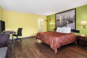 Super 8 by Wyndham Youngstown Girard - Chambre