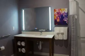 La Quinta Inn & Suites by Wyndham Lewisville - Salle de bain