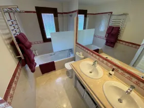 Stylish 3 bed house 2 bathrooms, with patio, roof terrace and communal pool 5 minutes away from the beautiful Spanish white village of Casares Pueblo and only 20 mins from the sea - Bagno