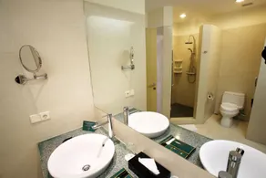 Sintesa Peninsula Hotel Manado - Bathroom