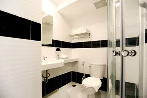 RoomQuest Suvarnabhumi Airport Rom Klao - Bathroom