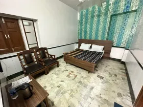 Hotel New Royal Just Near Old Delhi Railway Station And Red Fort - Room