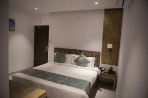 Vihaari 24 Business Hotel - Room
