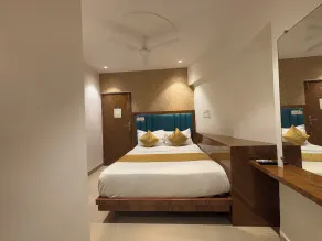Hotel Crystal Palace Near US Consulate BKC - Camera