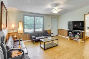 Crescent City Home w/ Charcoal Grill: Near 3 Lakes - Interiör