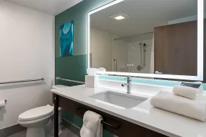 Wingate by Wyndham Geneva at SPIRE Academy - Salle de bain