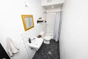 Traveler's Rest Hotel - Bathroom