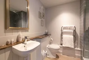 Crown Hotel - Bathroom