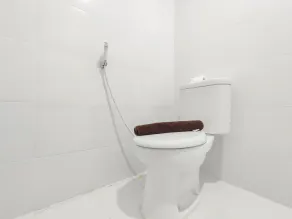 Good Deal 1BR at Paltrow City Apartment By Travelio - Bathroom