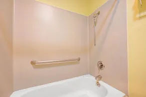 Capital O Stevenson Inn Riverside - Salle de bain