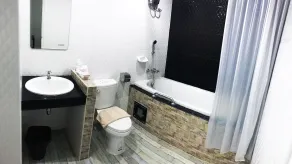 The Icon Service Apartment - Baño