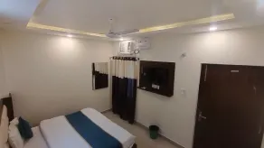 G L Palace - Room