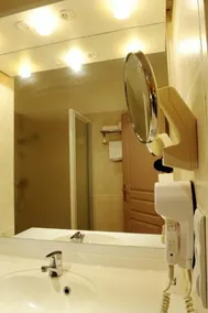 The Originals City, Hôtel des Arènes, Saintes - Bathroom