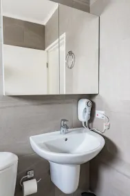 The Palm Leaf Apartments - Bathroom