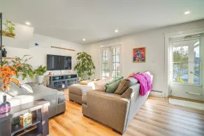 Walk to Beach: Dog-friendly Ventnor City Retreat! - Innvendig