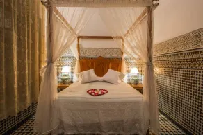 Riad Sara - Camera