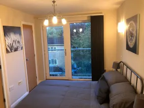 2 Bedroom & 2 Bathroom Riverside Apartment Little Paxton St Neots - Værelse