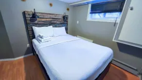 Cosy Basement Apartment on the East side. - Room