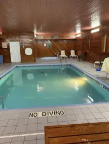 Days Inn by Wyndham Topeka - Piscine