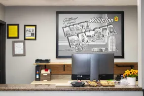 Super 8 by Wyndham Williston ND - Hall