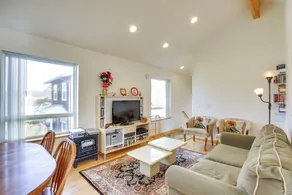1 Block to Twin Rocks Beach: Pet-friendly Cottage - Interior