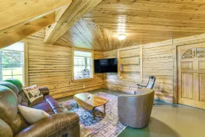 24-acre Finger Lakes Cabin w/ Private Pond - Innvendig