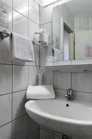 Hotel Drei König- Ihr Transithotel - Badrum