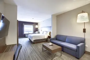 Holiday Inn Express Airport Calgary by IHG - Room