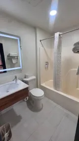Royal Inn Midvale - Bathroom