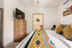 Beautiful Condo on Riverwalk w King Ste Free Parking Pet friendly centrally Located on the Riverwalk - Room