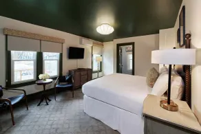 The Whitlock by The Lenox Collection - Chambre