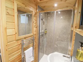 The Shepherds Hut at Bridge Lake Farm & Fishery - Bathroom