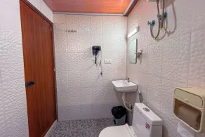 Sancta Monica Lounge -Cochin Airport - Bathroom