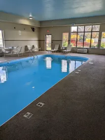 Quality Inn & Suites Delaware South - Piscina