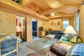 Hayward Cabin w/ Boat Slip + Fish House! - Innvendig