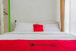 RedDoorz near Pasar Baru Bandung - Room