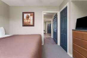 Eagle's Den Suites Kenedy a Travelodge by Wyndham - Room