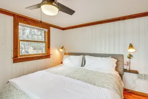 Waterfront Duluth Cabin w/ Deck & River View! - Interiør
